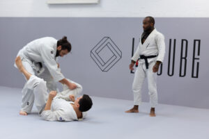 Photo de trois hommes entrain de s'entrainer au JJB avec des kimonos