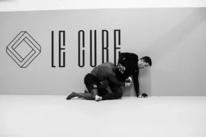 Deux hommes entrains de s'entraîner aux sports de combat au Cube Fight Club