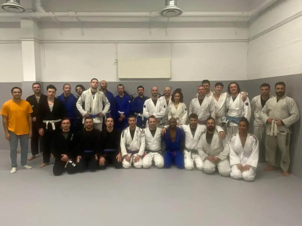 Photo de groupe des combattant qui ont obtenus leur ceintures au jjb (art martial) Cube Fight Club. Ceinture blanche, ceinture bleu, etc.